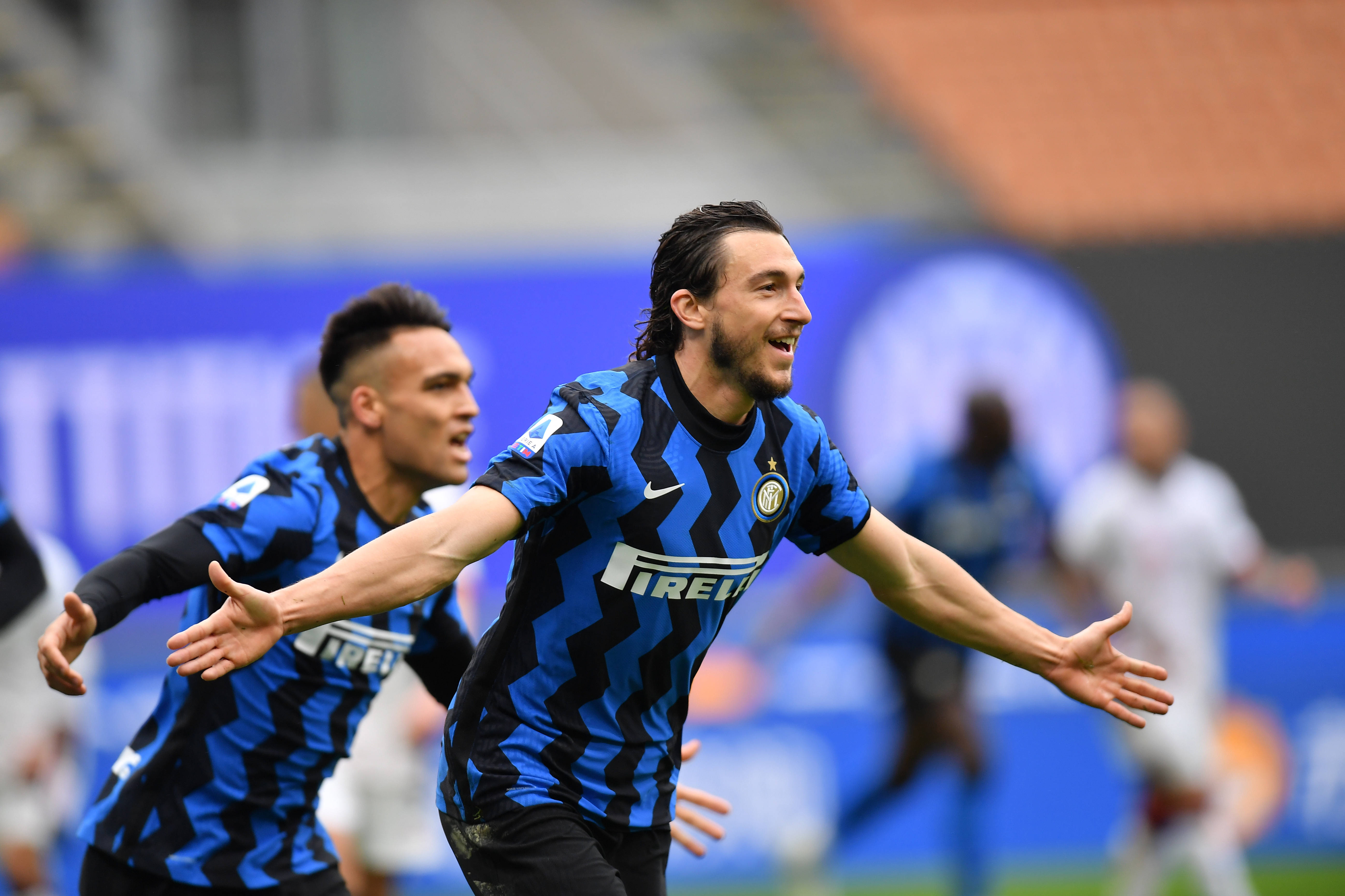 曼联英超赛场精彩抢断反击（曼联在英超上演精彩抢断与反击）