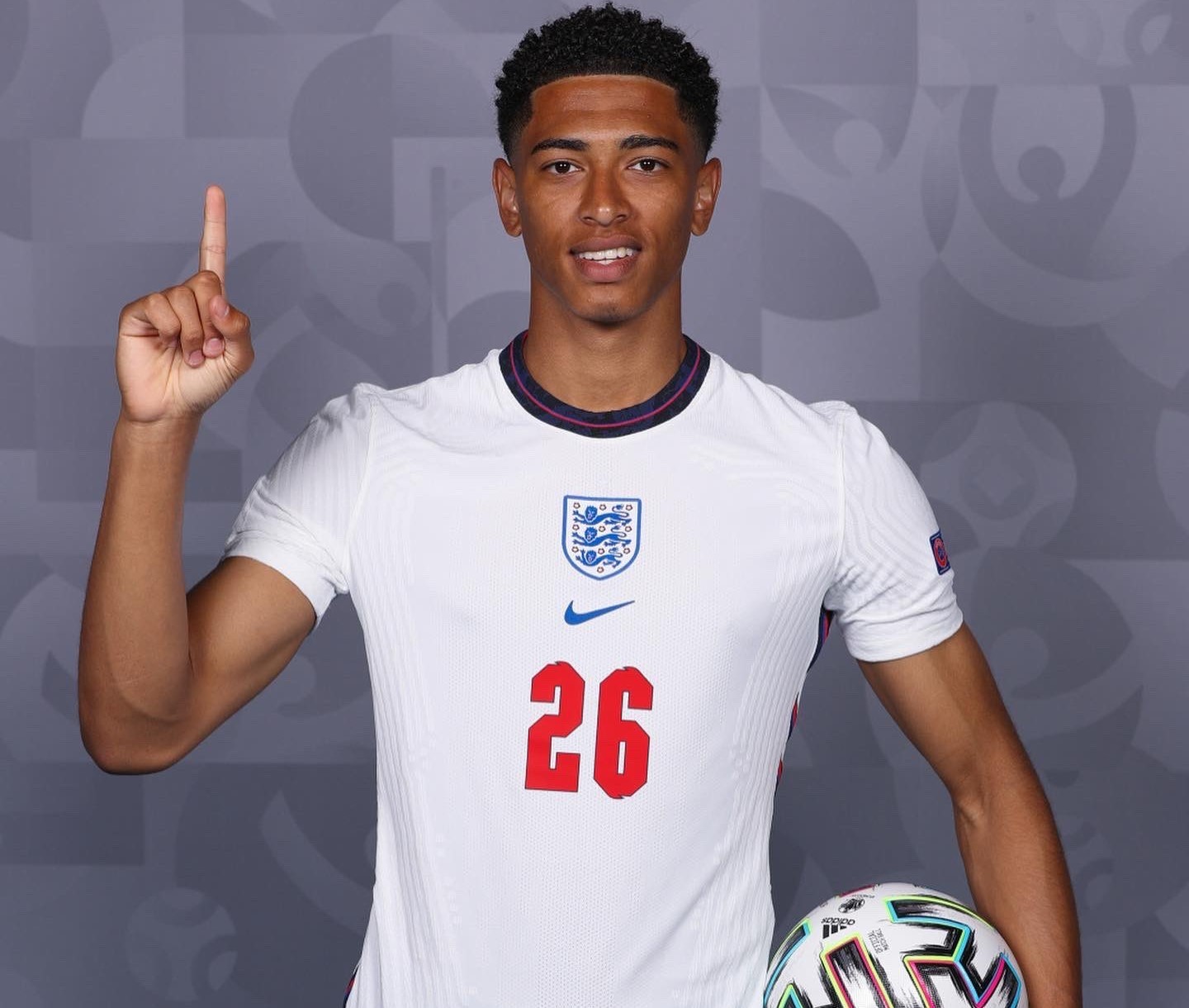 托马斯·弗兰克因指责球迷嘘门将引发争议，面临解雇风险，热刺战绩不佳，球迷矛盾加剧，球队正寻求替补教练。