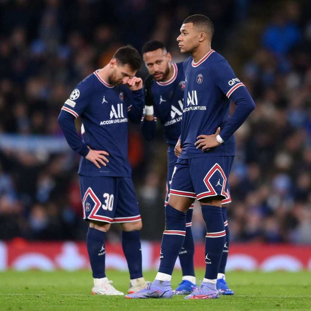 率领球队晋级亚洲杯正赛，新加坡临时主帅加文-李转正