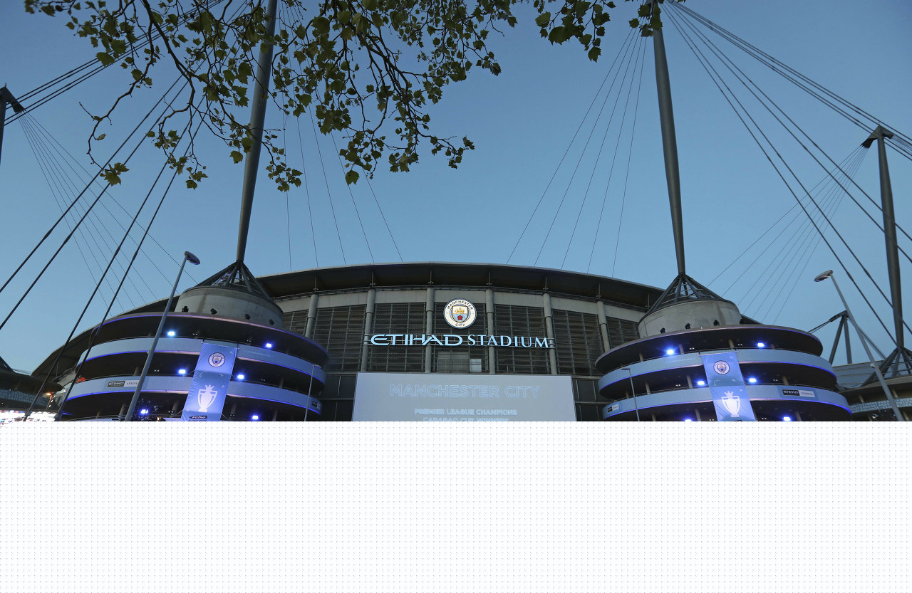 抽象！加纳乔一对一尝试假动作晃动带球过人，直接将球传给对手（离谱一幕！加纳乔单挑频做假动作欲过人，却将球直接送给对手）